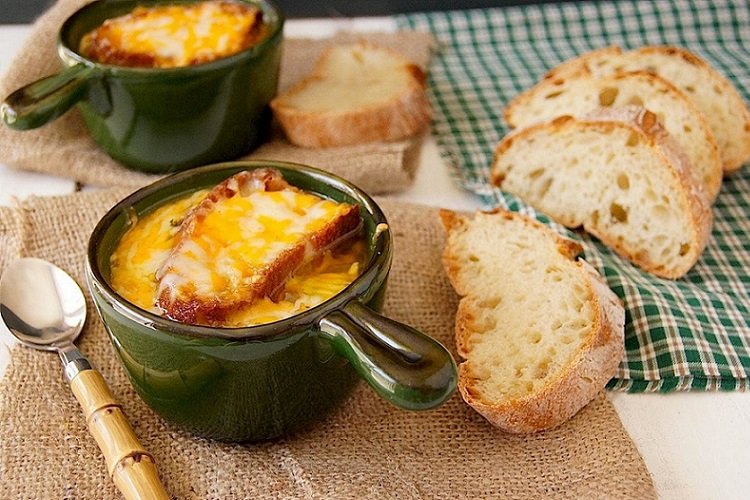 Zwiebelsuppe mit Huhn
