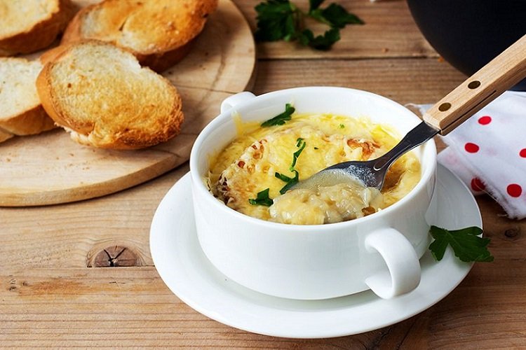Zwiebelsuppe mit Blauschimmelkäse