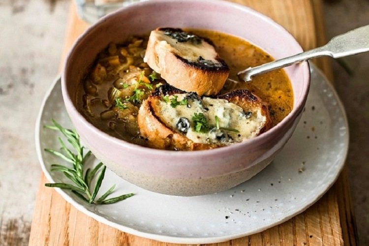 Zwiebelsuppe mit Wurst