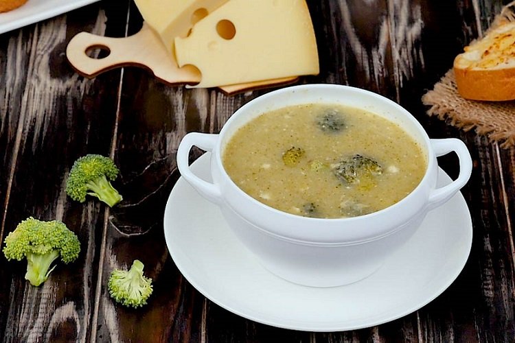 Zwiebelsuppe mit Brokkoli