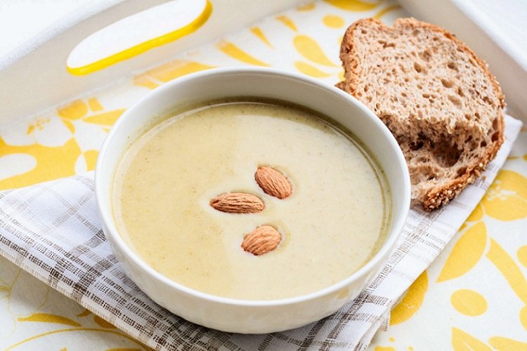 Zwiebelsuppe mit Mandeln