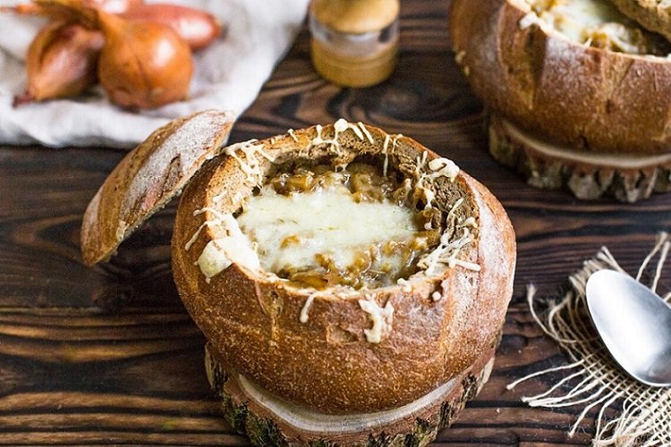 Tschechische Zwiebelsuppe im Brot