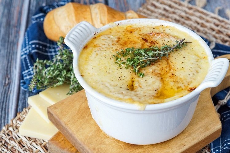 Zwiebelsuppe mit Knoblauch