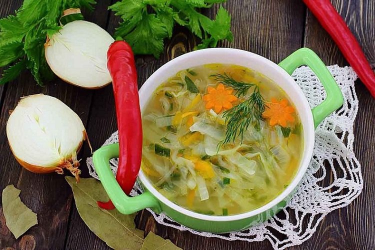 Zwiebelsuppe mit Kohl