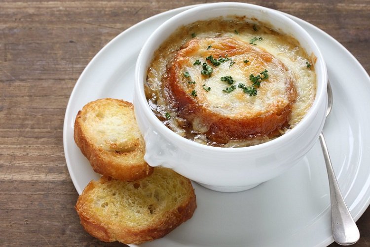 Zwiebelsuppe mit Schmelzkäse