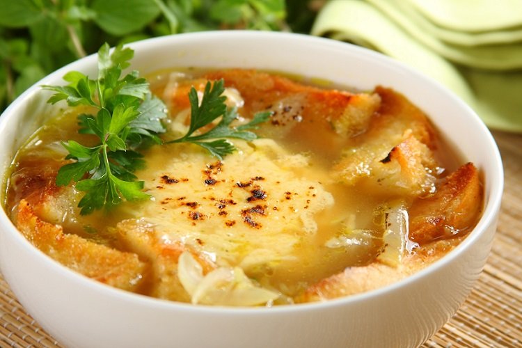 Zwiebelsuppe mit Kartoffeln
