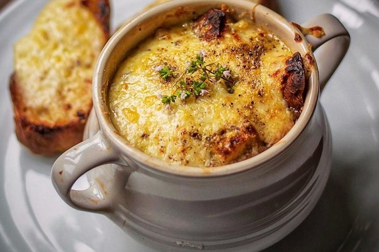 Zwiebelsuppe mit Cognac