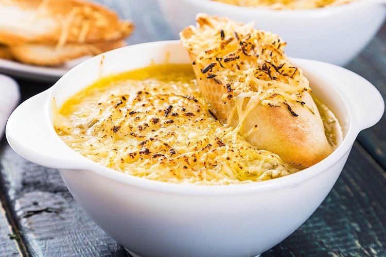 Zwiebelsuppe mit Sahne