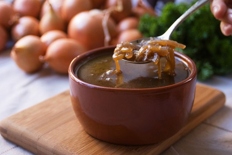 Zwiebelsuppe mit Pilzen