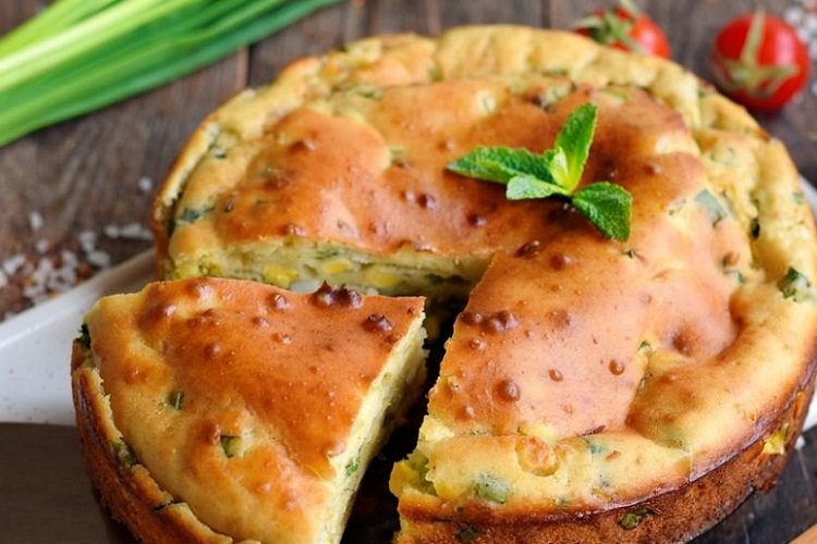Pastel de cebolla y huevo en sartén