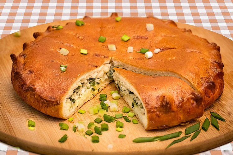 Pastel de cebolleta y huevos de codorniz