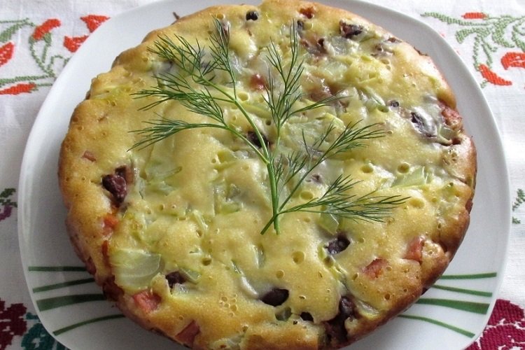 Pastel sencillo de cebolla, huevo y champiñones