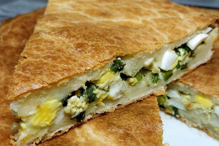 Pastel de cebolla, huevo y queso fundido