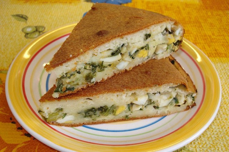 Pastel aromático de huevo y cebolleta