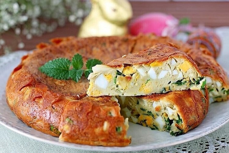 Pastel de huevo y cebolla en olla de cocción lenta