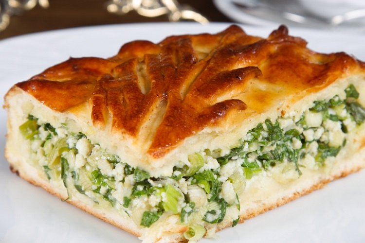Pastel de cebolla y huevo con crema agria