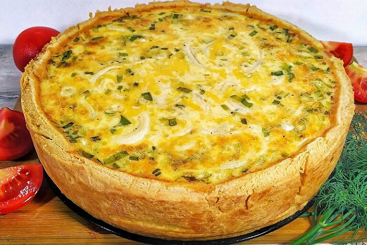 Pastel de huevo y cebolla encurtida