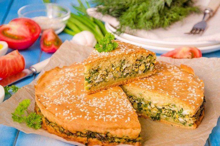 Pastel de huevo y cebolla con mayonesa
