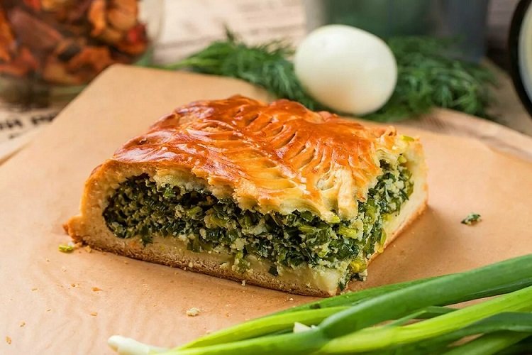 Pastel esponjoso de cebolla y huevo