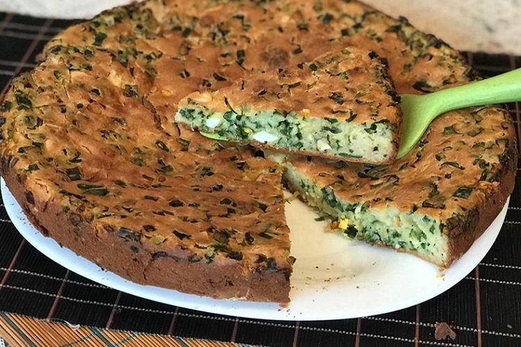 Pastel de cebolla y huevo con levadura fresca