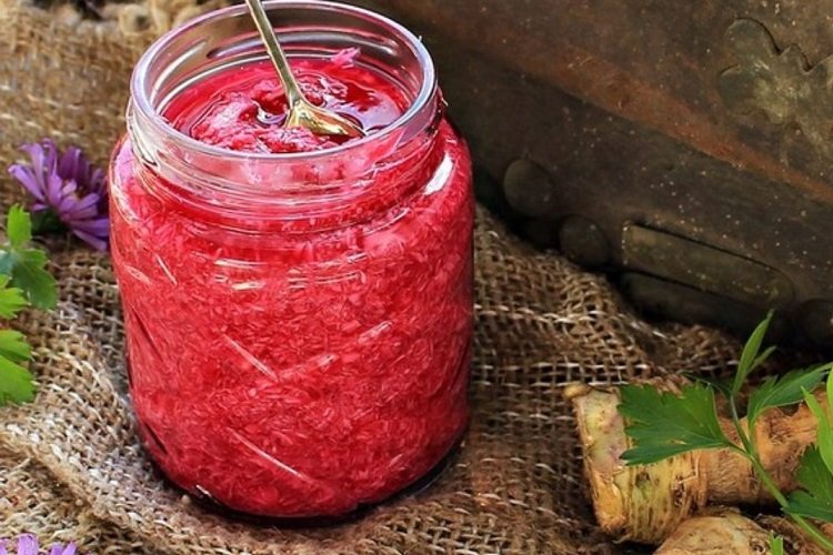 Remolacha encurtida con raíz de rábano picante