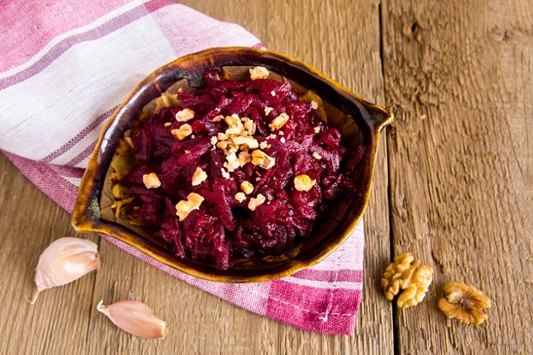 Remolacha encurtida con nueces