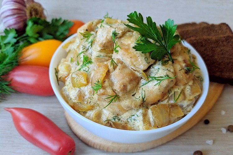 Potatoes with Chicken Stewed in Cheese Sauce