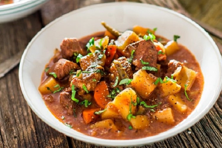 Potatoes with Chicken Stewed in Spicy Sauce