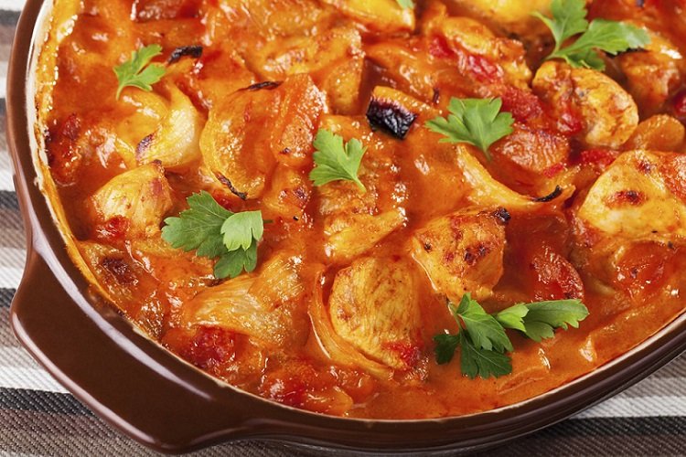Potatoes with Chicken in Tomato Gravy