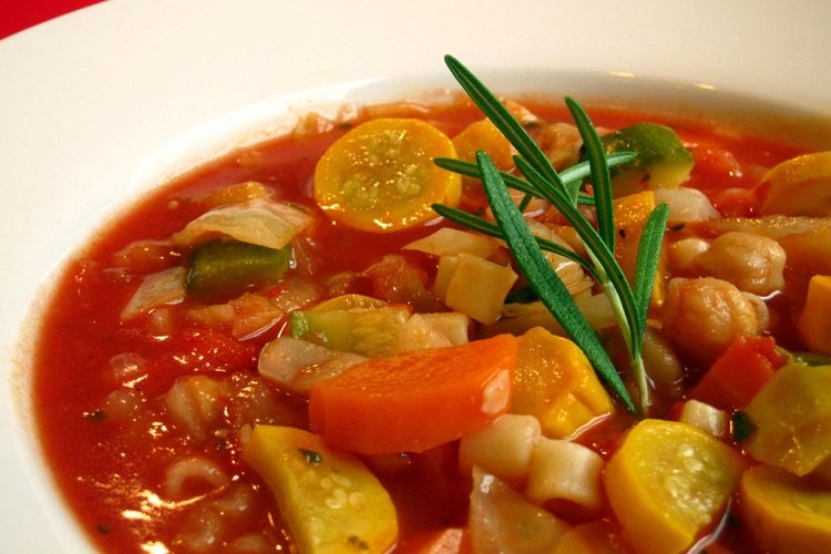 Minestrone mit scharfem Pfeffer und Zucchini