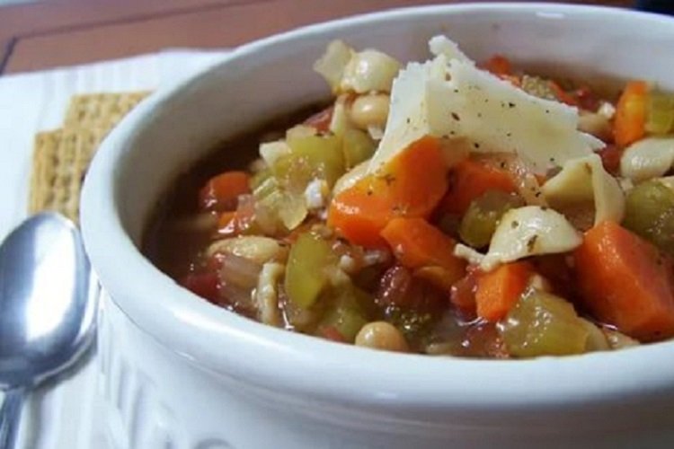 Minestrone mit Daikon und Parmesan