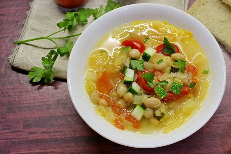 Minestrone mit Zucchini