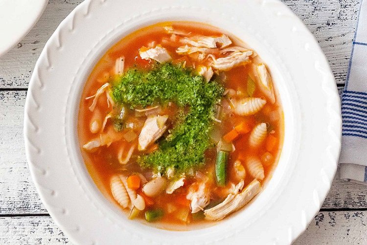 Minestrone mit Huhn und Nudeln