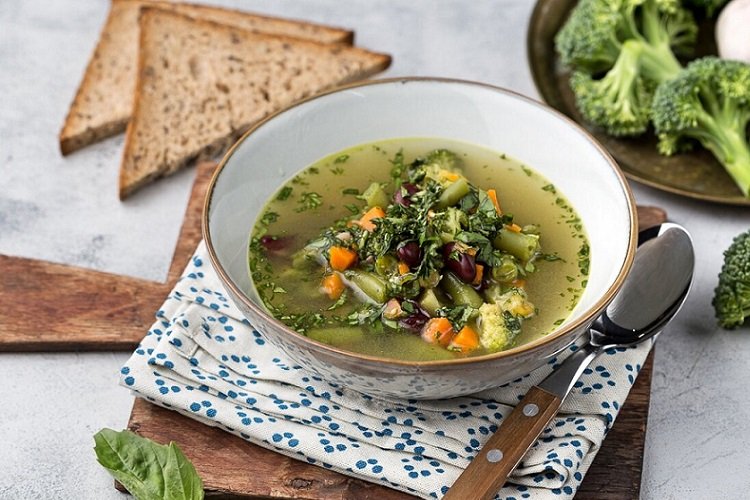Minestrone mit Brokkoli und grünen Bohnen