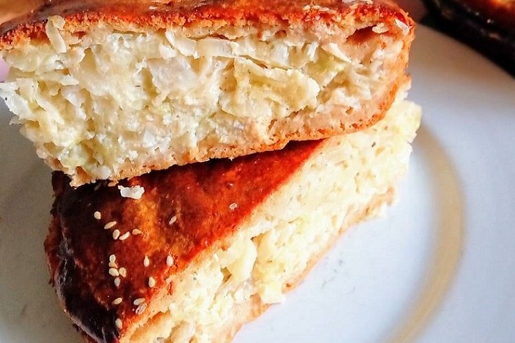 Pastel de repollo relleno con levadura fresca