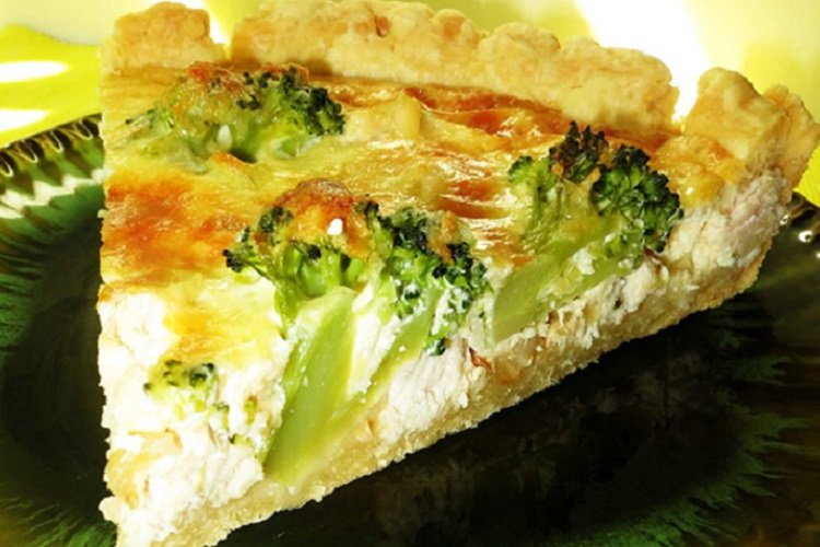 Pastel de repollo relleno con brócoli y huevo