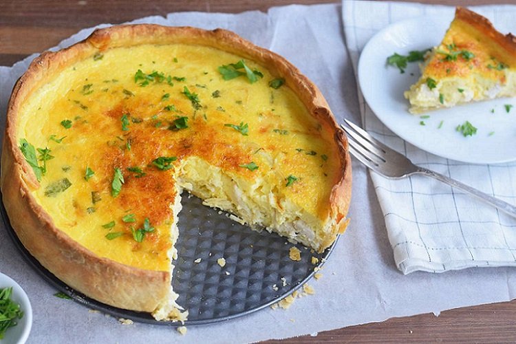 Pastel de repollo relleno con repollo y patatas