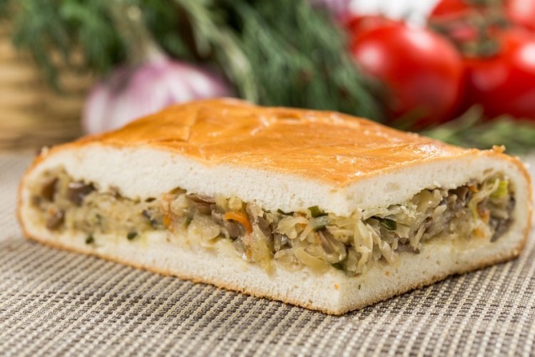 Pastel de repollo relleno con repollo y champiñones