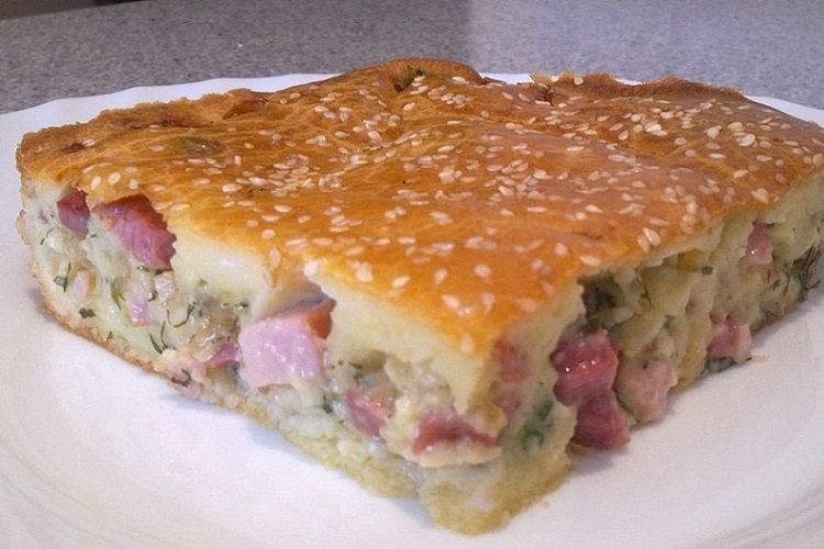 Pastel de repollo relleno con repollo y jamón