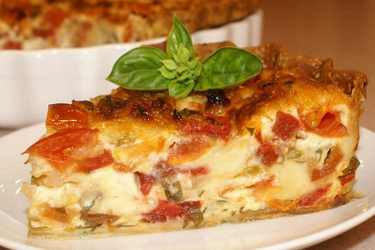 Pastel de repollo relleno con tomates y repollo