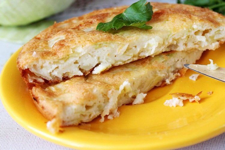 Pastel de repollo relleno con crema agria