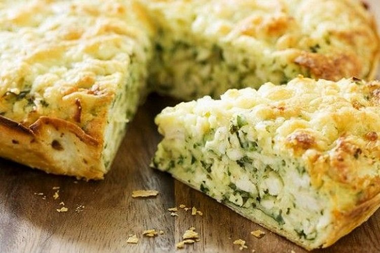Pastel de repollo relleno con huevo y cebolla verde