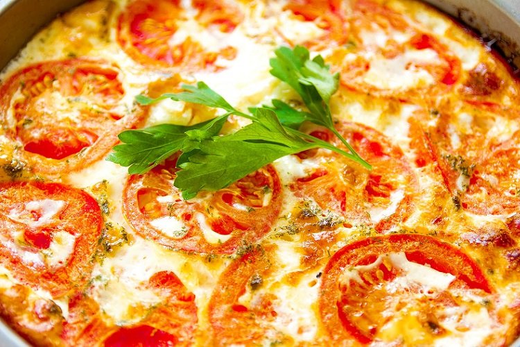 Omelet con tomates y mozzarella
