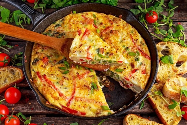 Omelet con tomates, pimiento dulce y cebolla verde