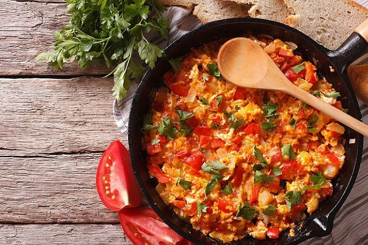 Omelet turco con tomates