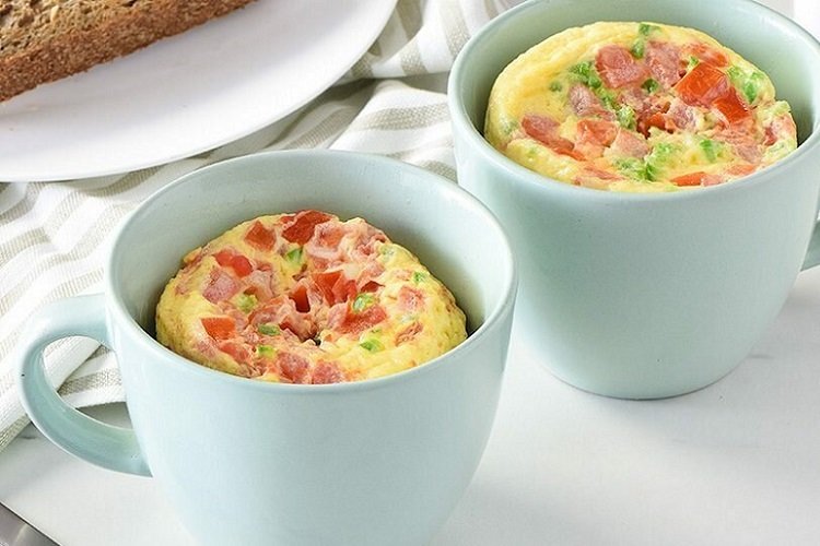 Omelet sencillo en taza