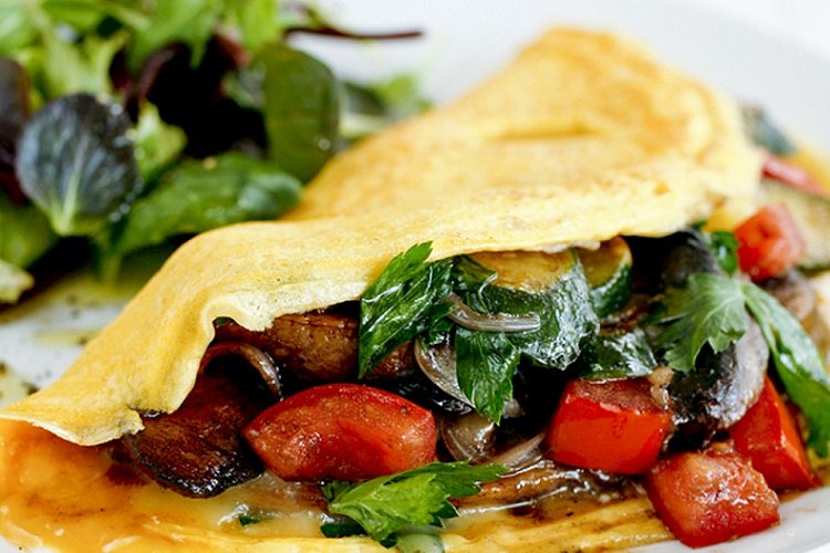 Omelet con tomates, calabacín y champiñones