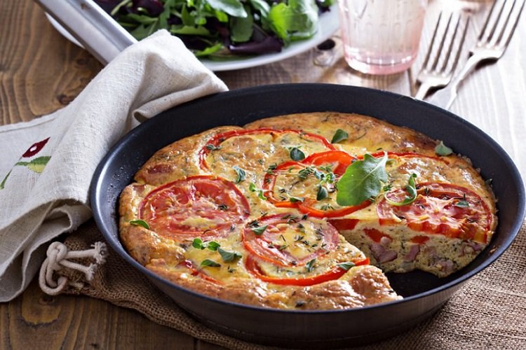 Omelet con carne picada y tomates