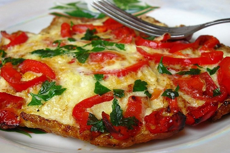 Omelet de requesón con tomates y pimiento dulce