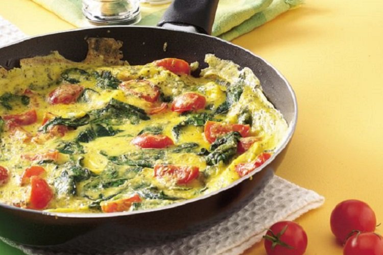 Omelet con tomates y espinacas